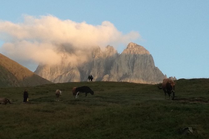 3-Day Hiking Group Tour in Kazbegi - Kazbegi guesthouses: where you sleep and how you refuel