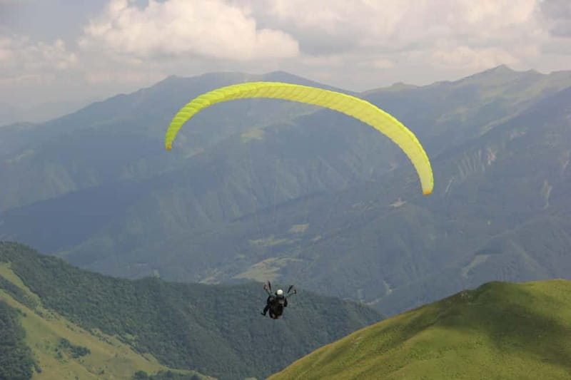 Georgia: Paragliding tandem flight in Gudauri with video - Gudauri in the sky: why this flight feels special