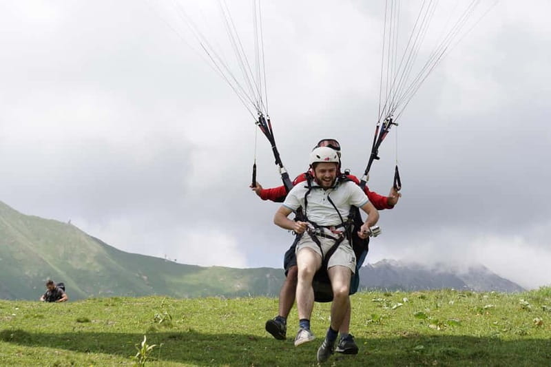 Georgia: Paragliding tandem flight in Gudauri with video - The day’s rhythm: from transfers to a 40-minute tandem flight