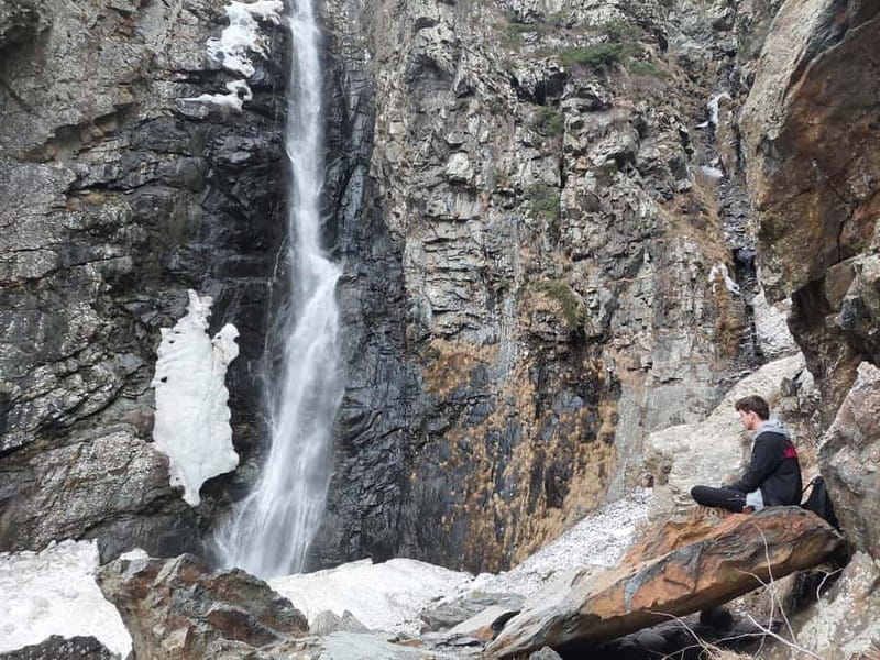 Kazbegi: Gveleti Waterfall Guided Hike - The 3-hour loop of a green gorge hike