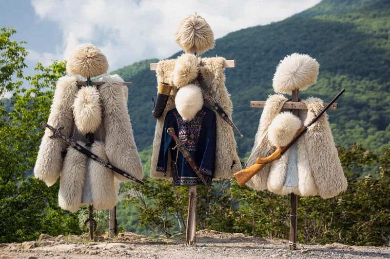 Kazbegi private tour: from Tbilisi - Gudauri and the Arch of Friendship: the cliff view stop