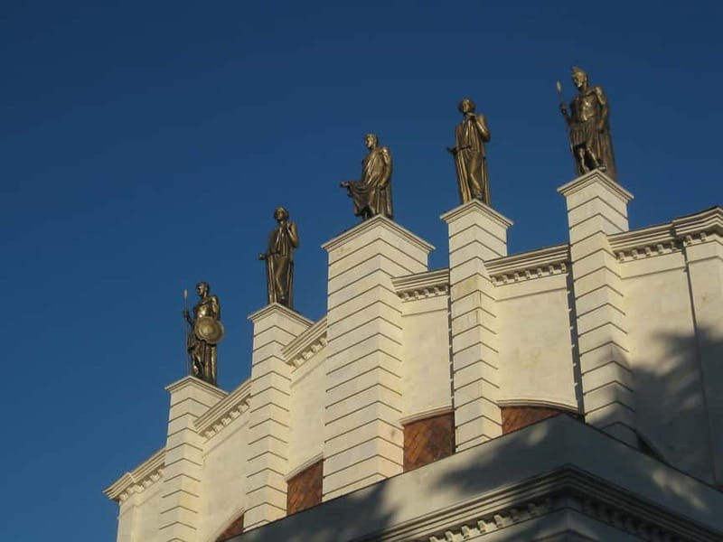 Kutaisi: Cultural Walking Tour - Pace, group size, and what to do if the weather changes
