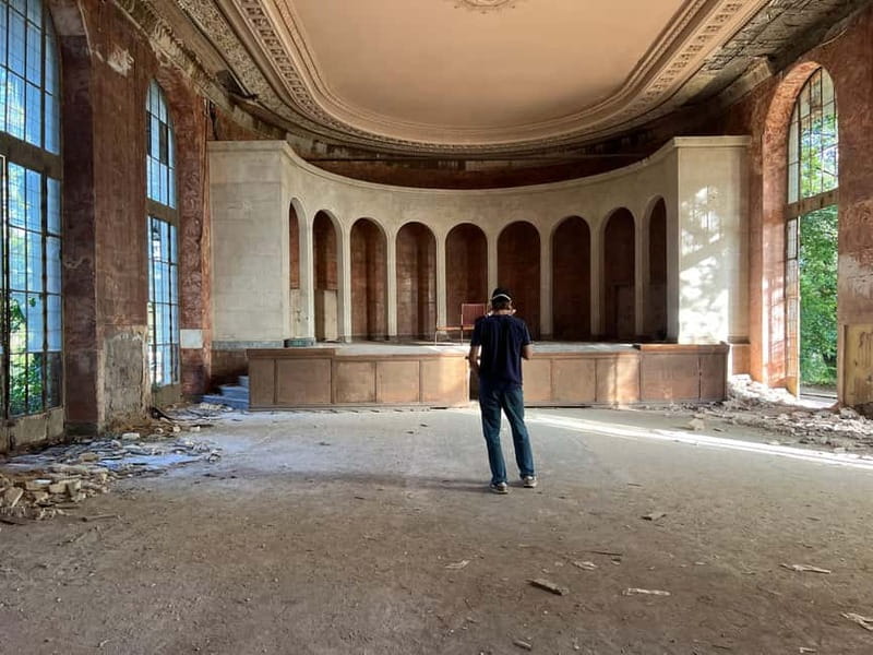 Kutaisi: Tskaltubo Abandoned Soviet-Era Spas Tour - Sanatorium Metallurgist: the chandelier entrance and old halls