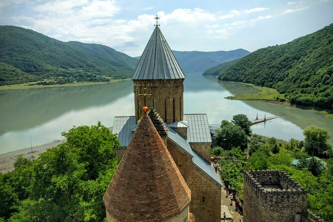 Private Kazbegi Tour: Gergeti, Ananuri & Scenic Views - Stop 3: Pasanauri, Khinkali Town, and Two Rivers Meeting