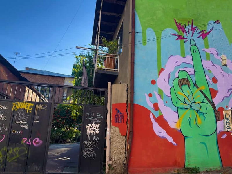Tbilisi: 100+ Graffiti & Murals, Street Art Guided Tour - Coffee, lunch, and why the food stop matters on a street art walk