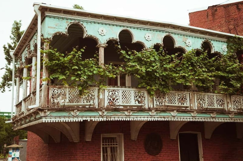 Tbilisi: 50+ Hidden Gems Guided Tour - Coffee, Courtyards, and Courteous Breaks: Cafe Stamba, Dedaena Bar, Lolita