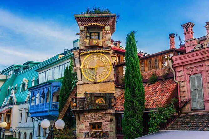 Tbilisi:Evening Walking & Talking Tour with Wine & Boat Ride - King Vakhtang Gorgasali and Metekhi Cathedral: Stone Views Above the River