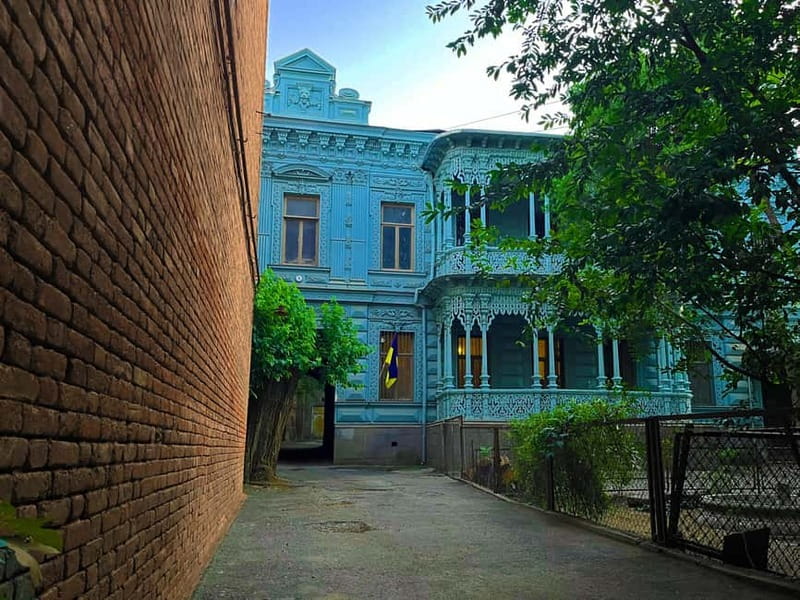 Tbilisi: Hidden Backyards Guided Tour - Liberty Square: famous landmarks, explained through everyday spaces