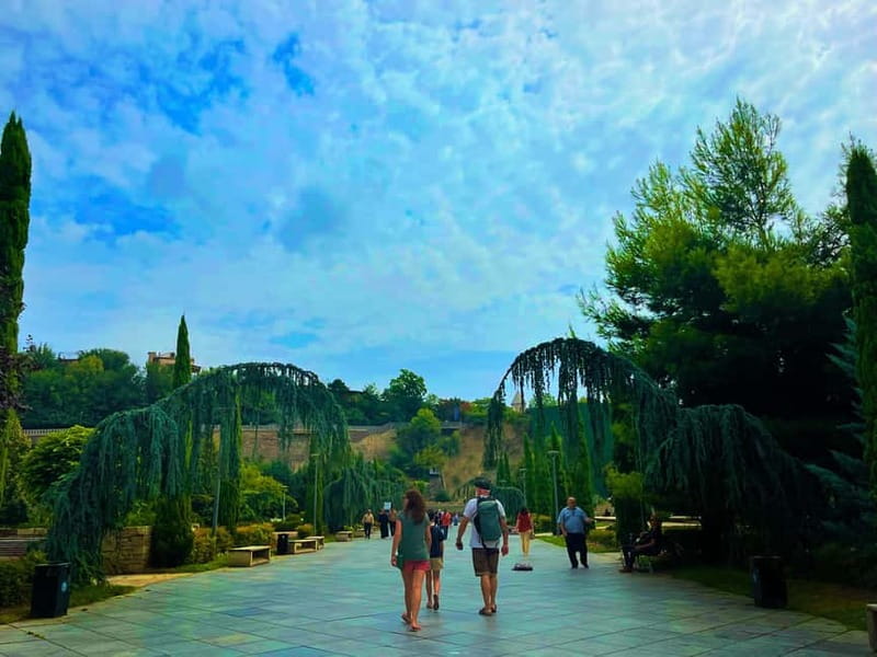 Tbilisi: Hidden Gems Walking Tour with Food & Wine Tastings - English and Russian Guides, and What That Means for You